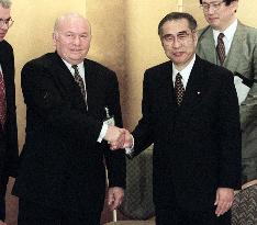 Moscow mayor meets Prime Minister Obuchi